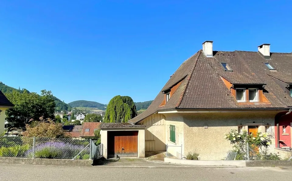 Charmantes Reihen-Eckhaus mit grossem Garten an Toplage