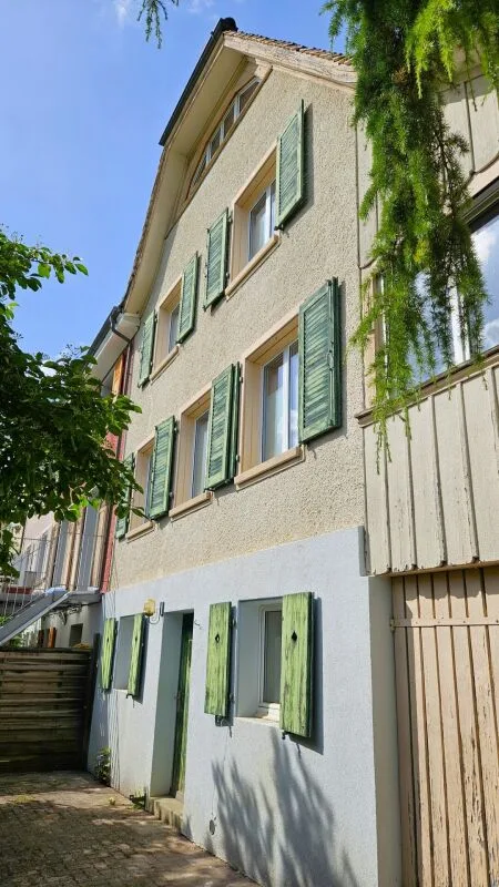 Charmantes Reihen-Eckhaus mit grossem Garten an Toplage