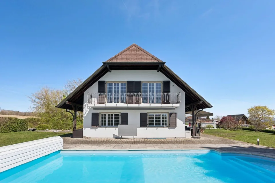 Confort et sérénité : maison familiale rénovée avec piscine et extérie
