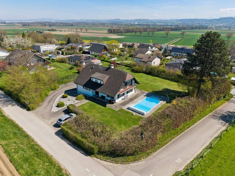 Comfort and serenity: renovated family home with pool and outdoor area