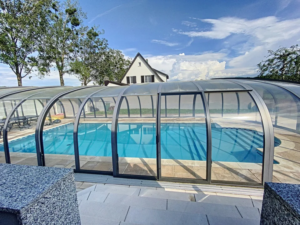 Villa familiale de de 3 appartements avec piscine commune