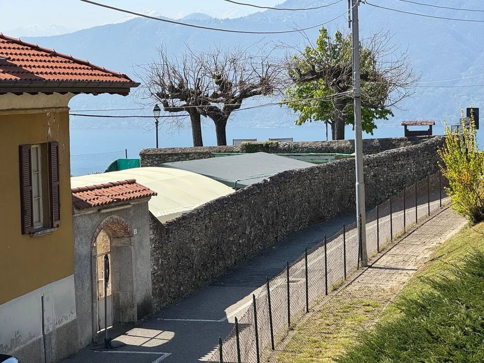 Charmantes Dorfhaus mit großen Terrassen und Garage in ruhiger und sonniger Lage mit Teilseeblick – Foto 19 von 19