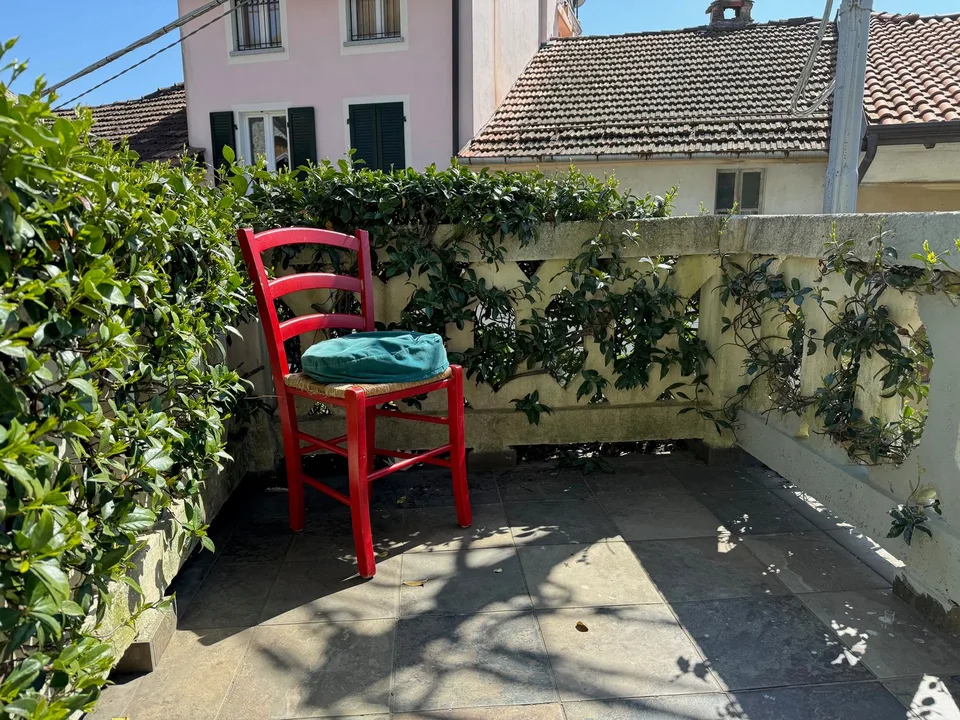 Charmantes Dorfhaus mit großen Terrassen und Garage in ruhiger und sonniger Lage mit Teilseeblick – Foto 13 von 19