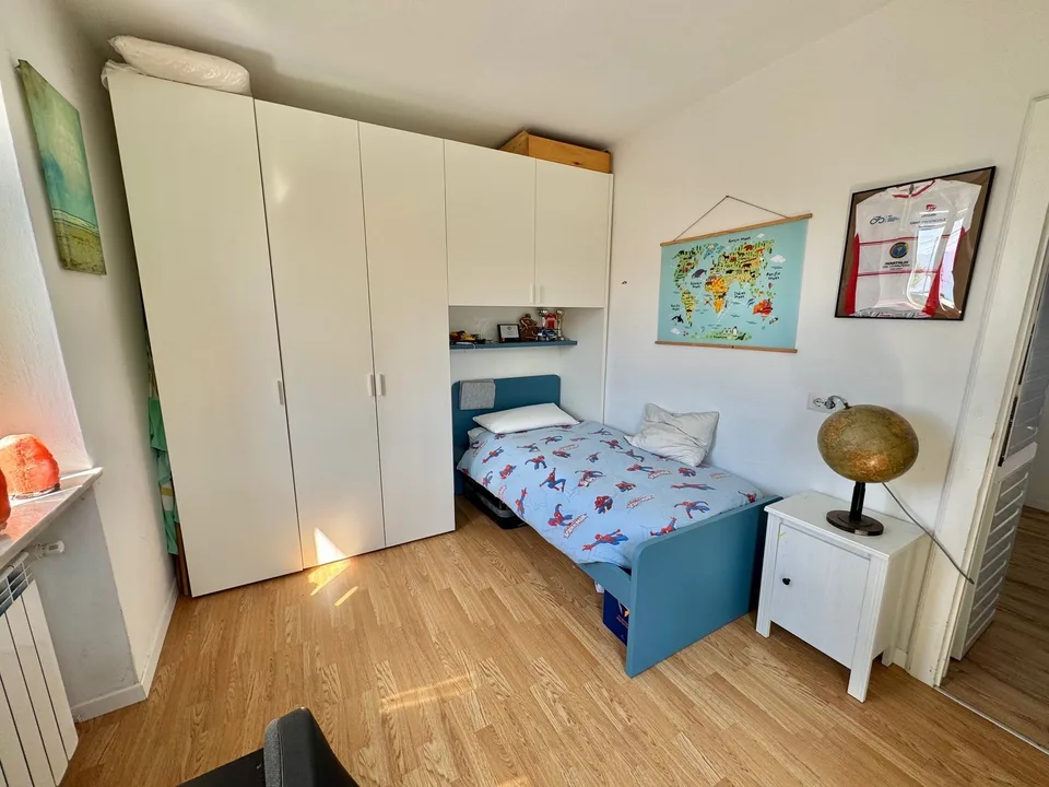 Charmantes Dorfhaus mit großen Terrassen und Garage in ruhiger und sonniger Lage mit Teilseeblick – Foto 11 von 19