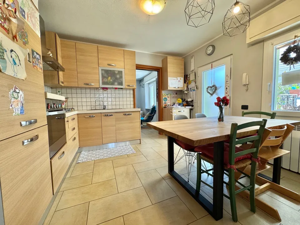 Charmantes Dorfhaus mit großen Terrassen und Garage in ruhiger und sonniger Lage mit Teilseeblick – Foto 6 von 19