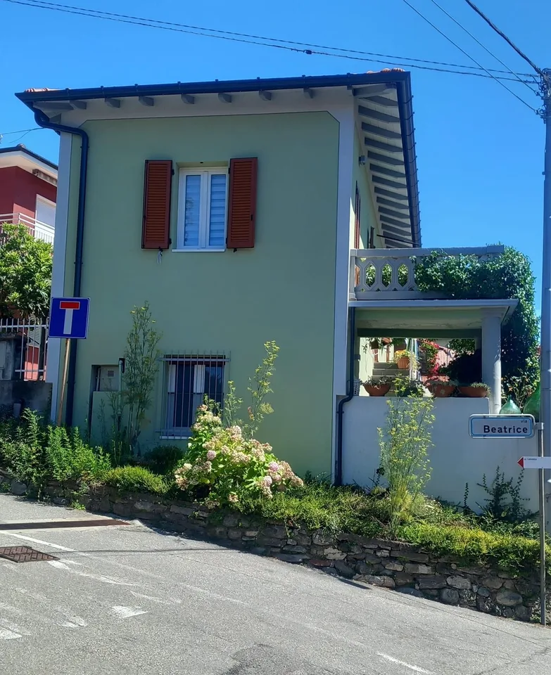 Charmantes Dorfhaus mit großen Terrassen und Garage in ruhiger und sonniger Lage mit Teilseeblick
