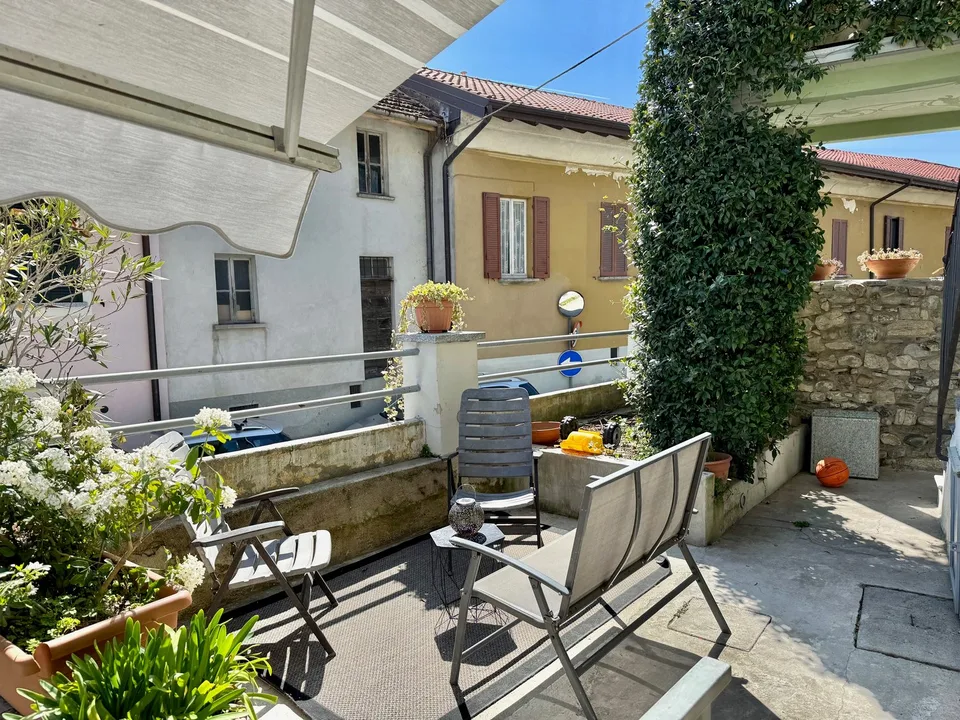 Charmantes Dorfhaus mit großen Terrassen und Garage in ruhiger und sonniger Lage mit Teilseeblick – Foto 17 von 19