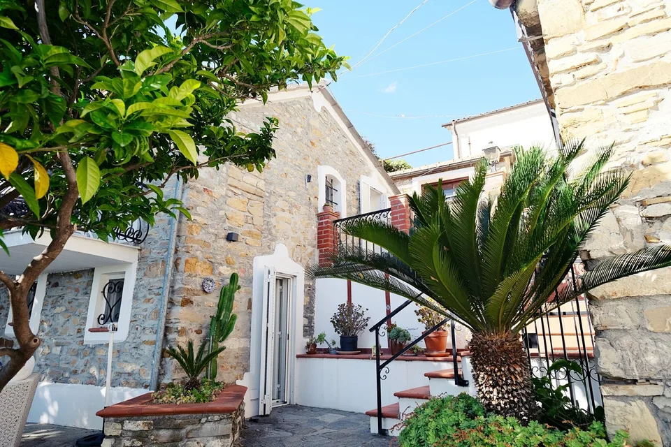 Liguria: proprietà vacanze completamente rinnovata di 131 mq, residenza secondaria soleggiata in Italia