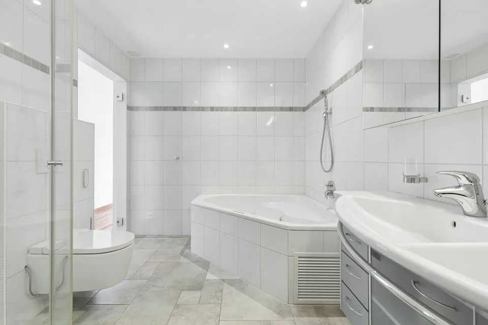 4.5-Zimmer-Terrassenwohnung mit See- und Bergsicht – Foto 8 von 13