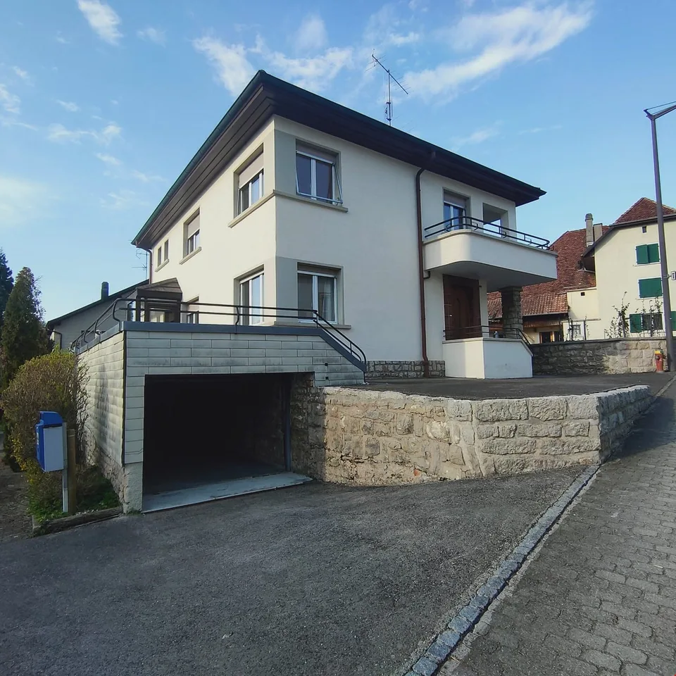 Grande maison rénovée située au centre du village de Chevenez