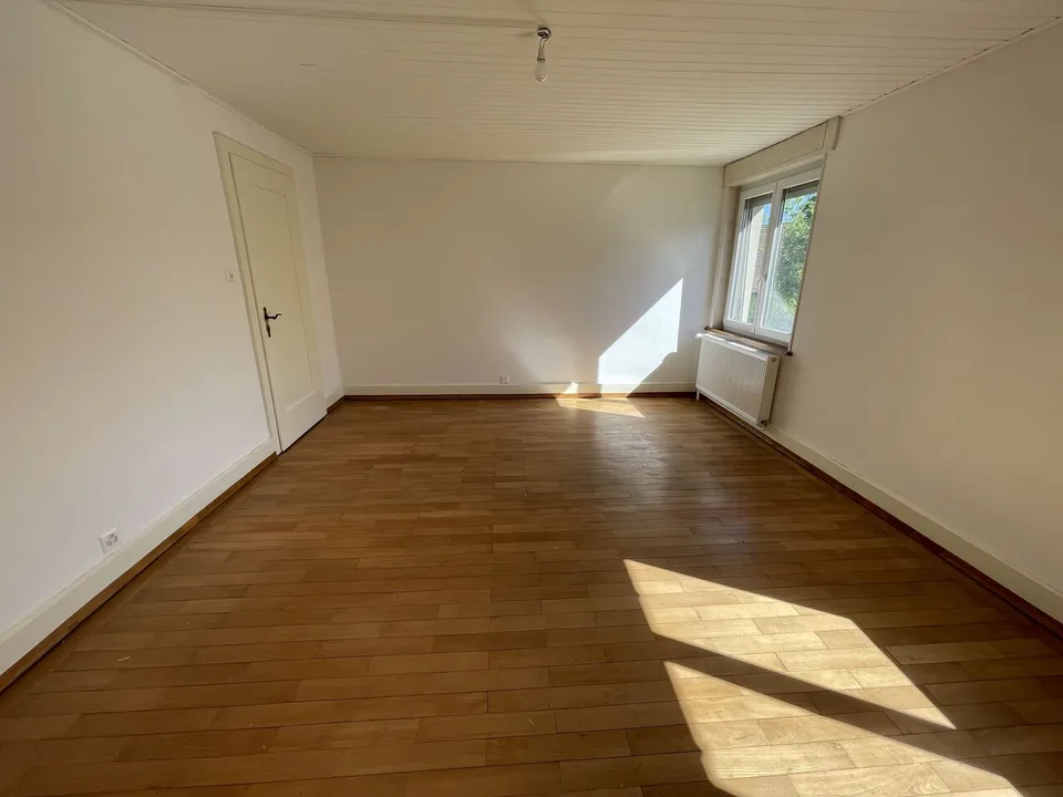 Grande casa ristrutturata situata nel centro del villaggio di Chevenez