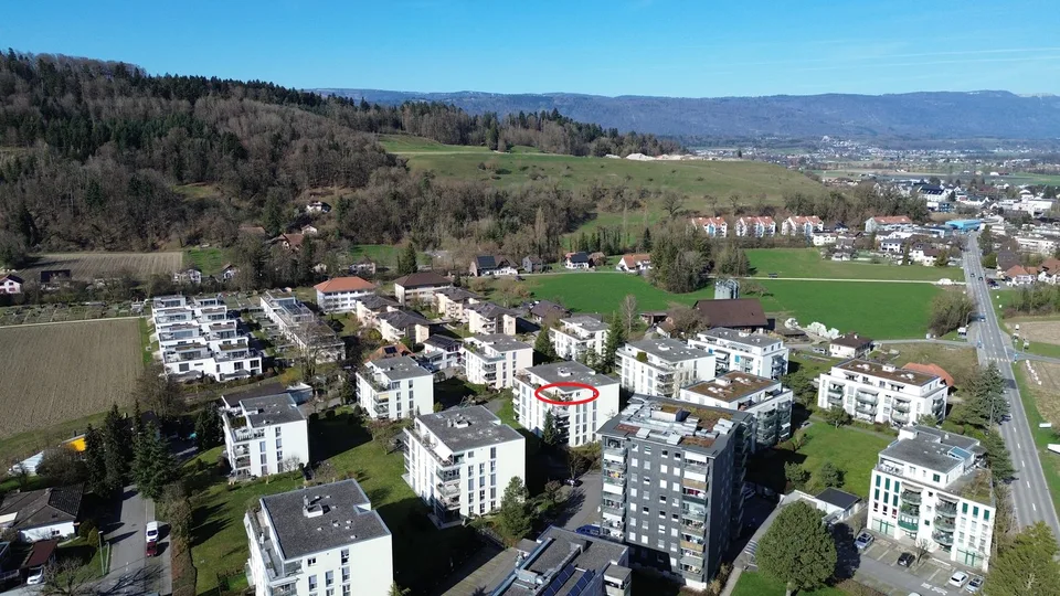 Sonnige 4.5-Zimmer Attikawohnung mit grosser Terrasse und Parkplatz in der Tiefgarage.