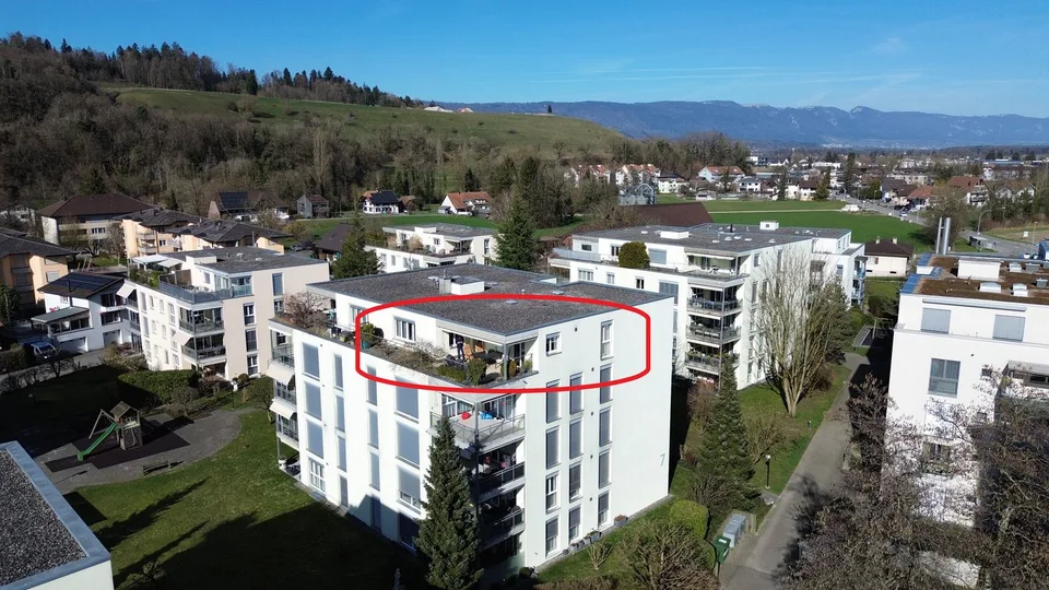 Sonnige 4.5-Zimmer Attikawohnung mit grosser Terrasse und Parkplatz in der Tiefgarage.