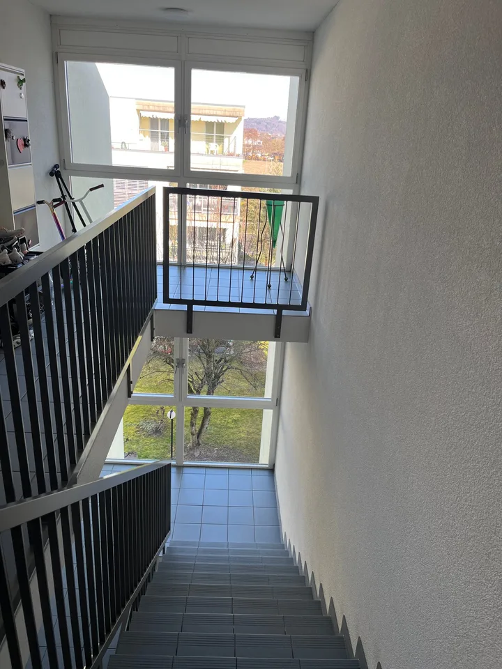 Sonnige 4.5-Zimmer Attikawohnung mit grosser Terrasse und Parkplatz in der Tiefgarage.