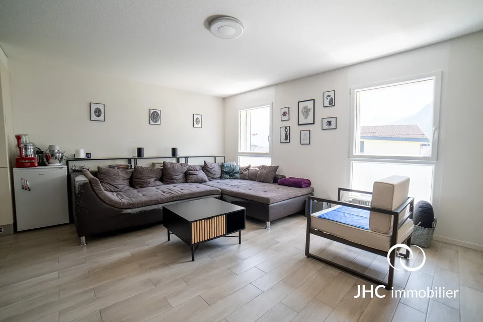Appartement moderne de 3.5 pièces avec balcon et deux places de parc au cœur du village de Vouvry