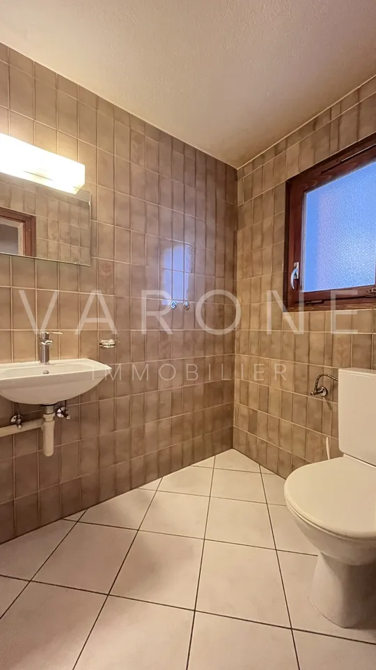 Einfaches 5-Zimmer-Dorfhaus mit Scheune-Stall