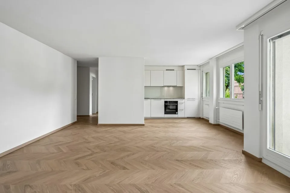 Appartement de 3½ pièces élégamment rénové avec balcon et vue verdoyante