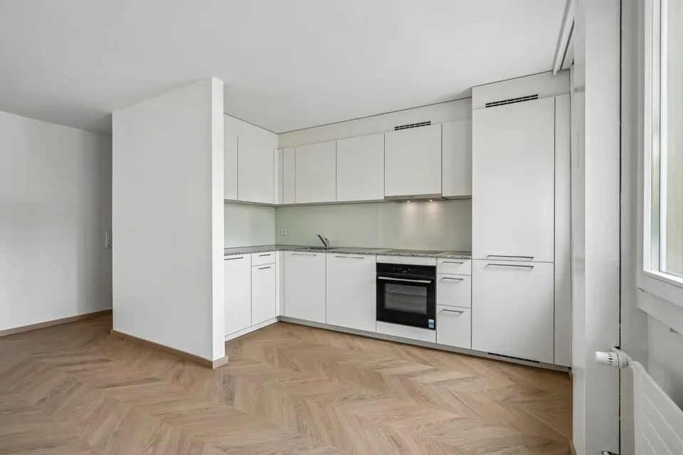 Appartement de 3½ pièces élégamment rénové avec balcon et vue verdoyante