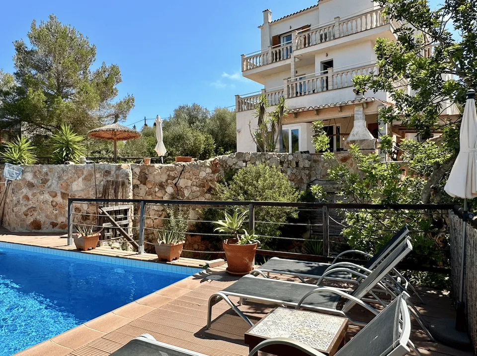Proprietà fantastica con piscina e licenza di locatore per 8 persone!