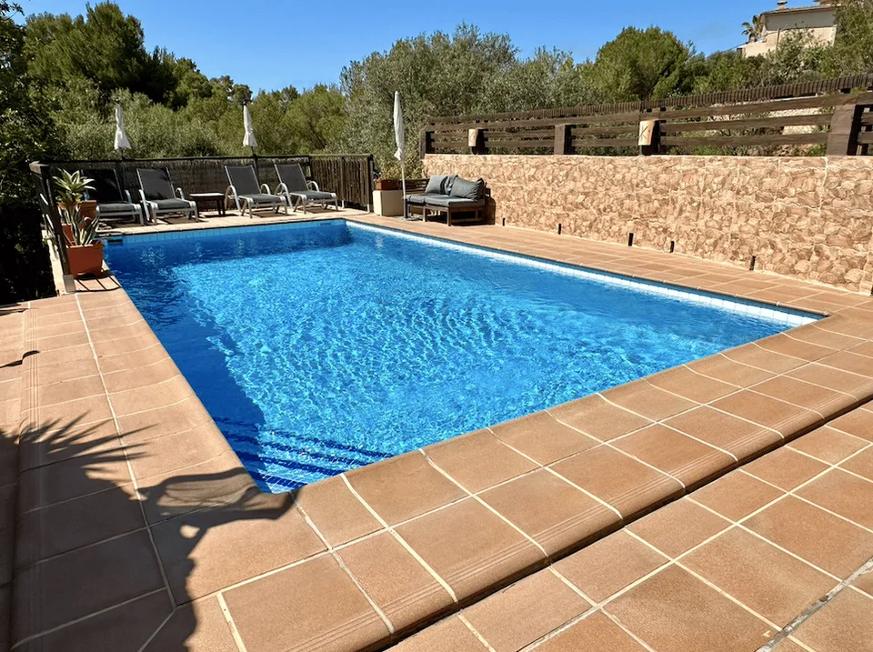 Proprietà fantastica con piscina e licenza di locatore per 8 persone!