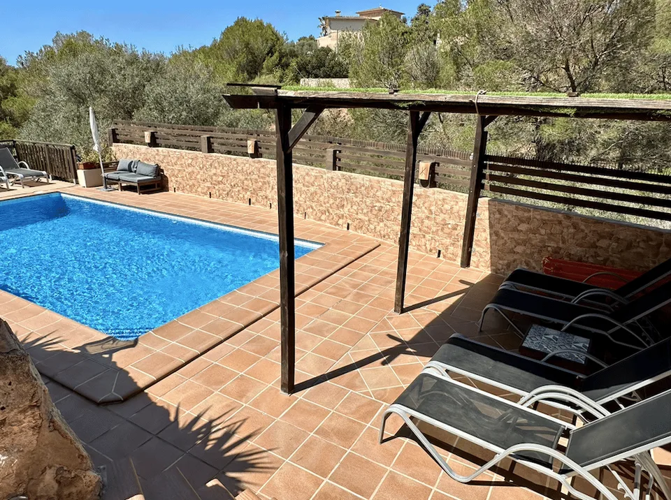 Proprietà fantastica con piscina e licenza di locatore per 8 persone!
