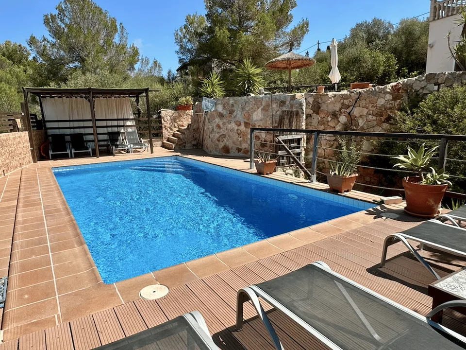 Proprietà fantastica con piscina e licenza di locatore per 8 persone!
