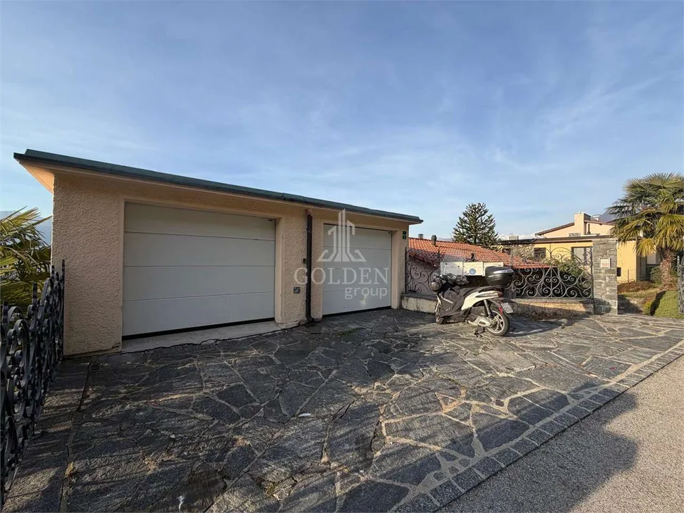 Casa bifamiliare con 2 × 3,5 locali più casa di 2,5 locali con giardin