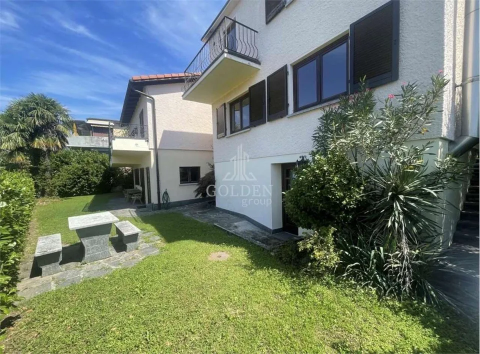 Zweifamilienhaus mit 2 × 3,5 Zimmern und einem Haus mit 2,5 Zimmern und Garten