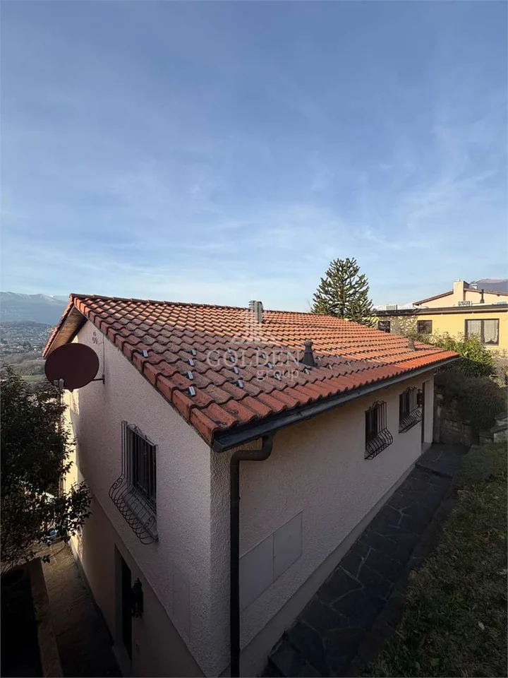 Zweifamilienhaus mit 2 × 3,5 Zimmern und einem Haus mit 2,5 Zimmern und Garten