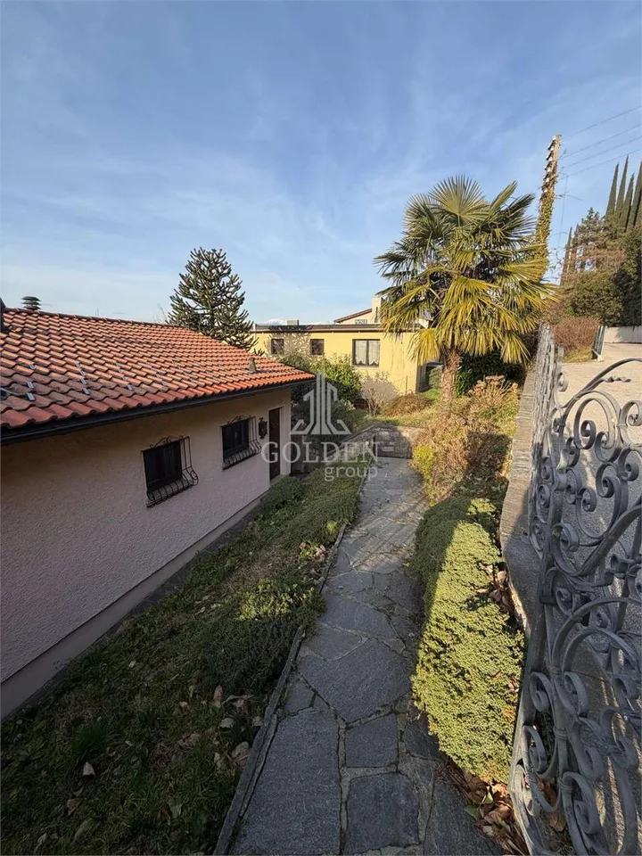 Zweifamilienhaus mit 2 × 3,5 Zimmern und einem Haus mit 2,5 Zimmern und Garten