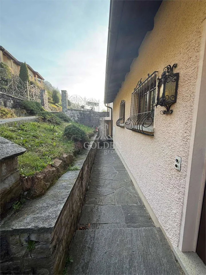 Zweifamilienhaus mit 2 × 3,5 Zimmern und einem Haus mit 2,5 Zimmern und Garten