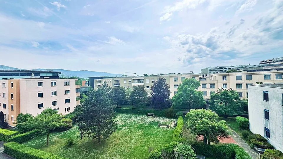 Spacieux attique de 5 pièces avec balcon, garage box et grande cave