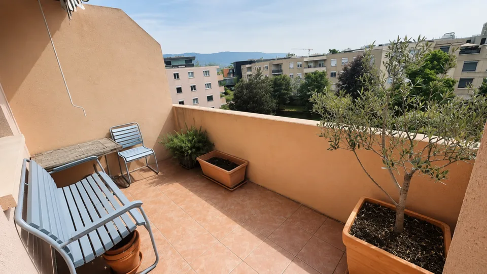 Spacieux attique de 5 pièces avec balcon, garage box et grande cave