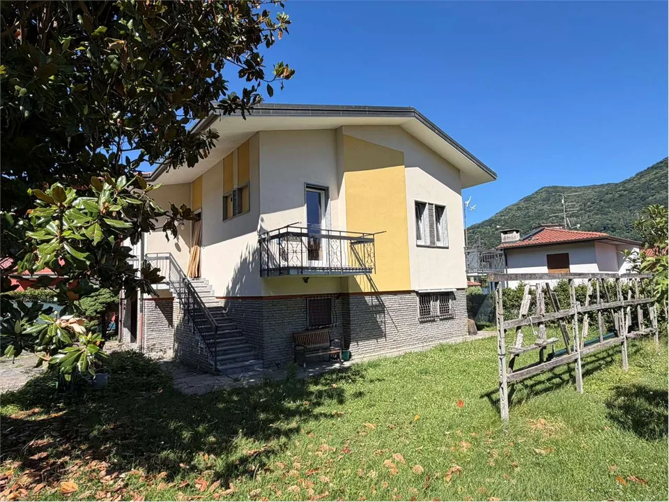 Curata villa in una posizione tranquilla e soleggiata, vicina al paese