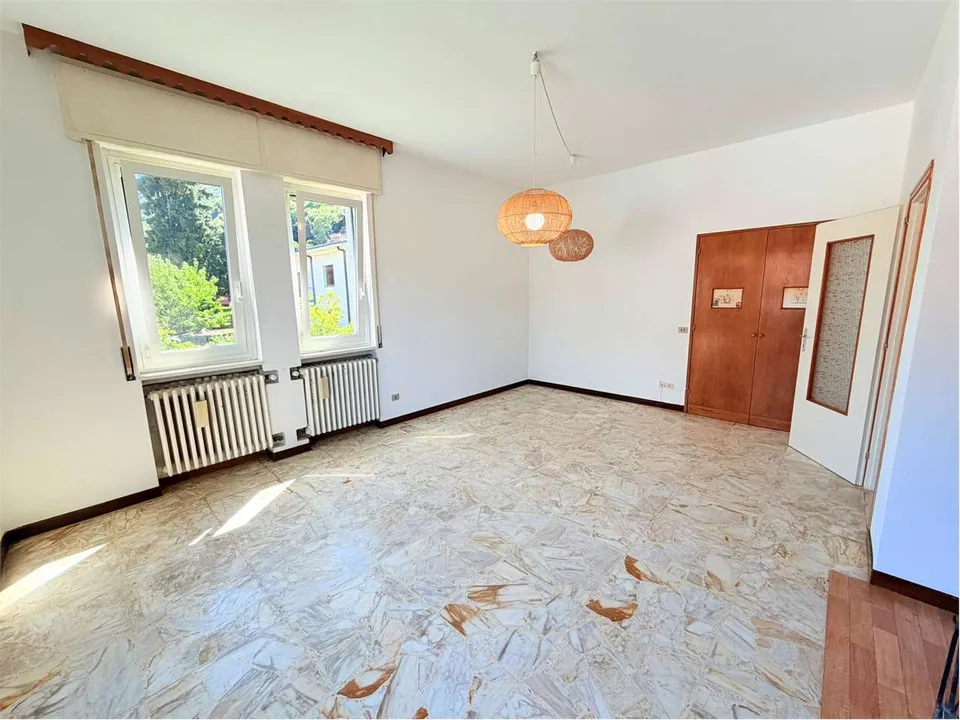 Curata villa in una posizione tranquilla e soleggiata, vicina al paese – foto 7 di 13