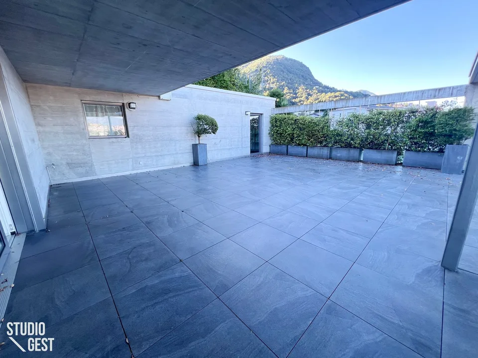 Elegante attico con grandissima terrazza coperta