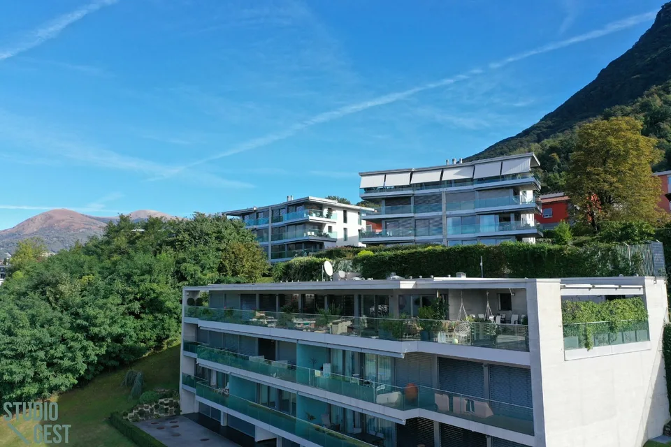 Elegante attico con grandissima terrazza coperta
