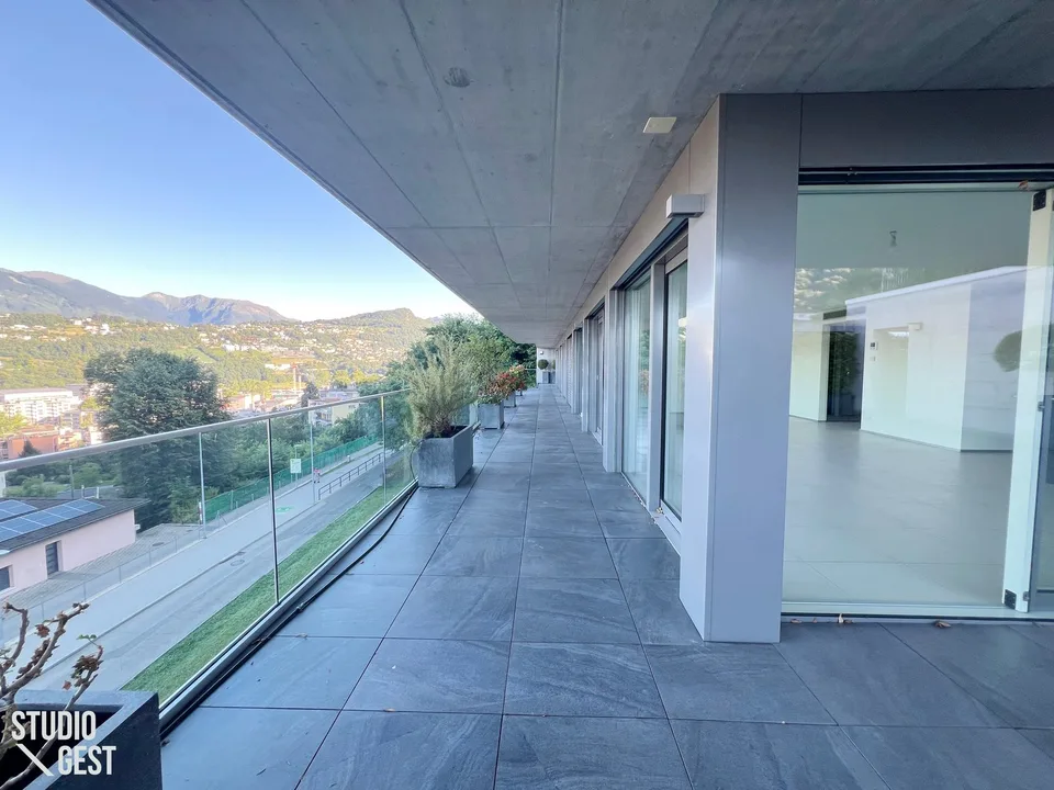 Elegante attico con grandissima terrazza coperta