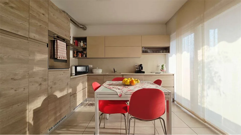 Ampio appartamento 4.5 locali in zona tranquilla e verdeggiante