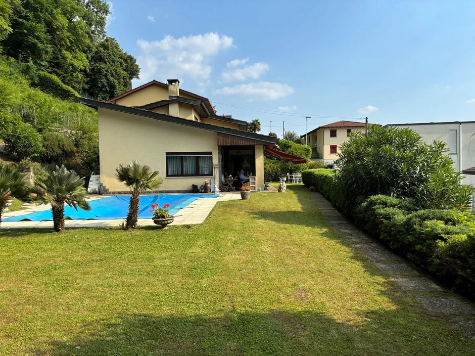 VILLA CON PISCINA E AMPIO GIARDINO CON GRANDE POTENZIALE E POSSIBILITÁ DI AMPLIAMENTO