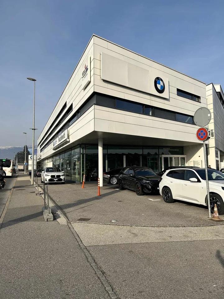 Showroom & laboratori in affitto a Meyrin, 3000 m², visibilità eccezionale & parcheggi