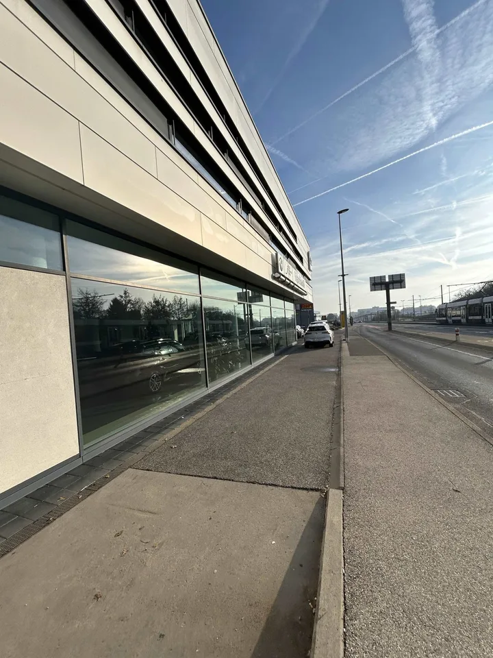 Showroom & laboratori in affitto a Meyrin, 3000 m², visibilità eccezionale & parcheggi