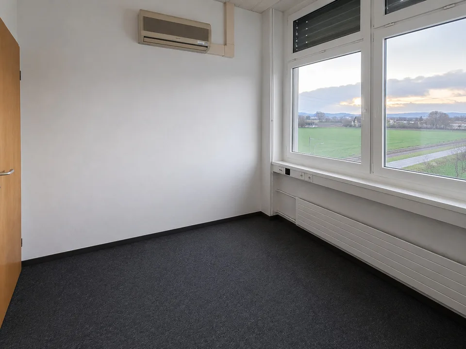 Uncomplicated office space on the 4th floor