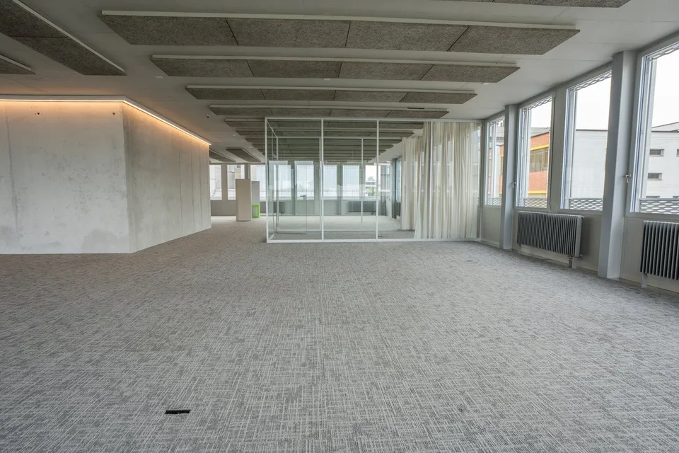 Spazi uffici moderni - posizione centrale - parcheggi sufficienti