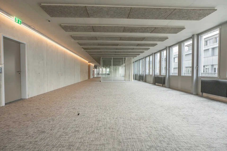 Spazi uffici moderni - posizione centrale - parcheggi sufficienti