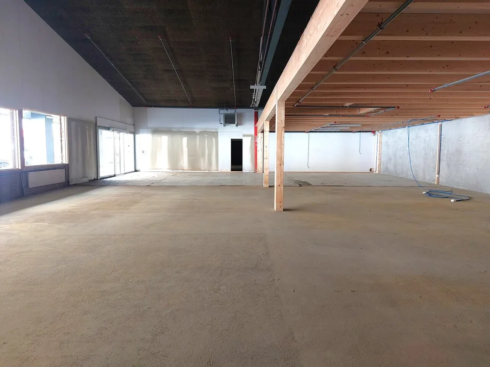 Laboratorio 582 m2 al piano terra - Parcheggi multipli - Altezza 4,5