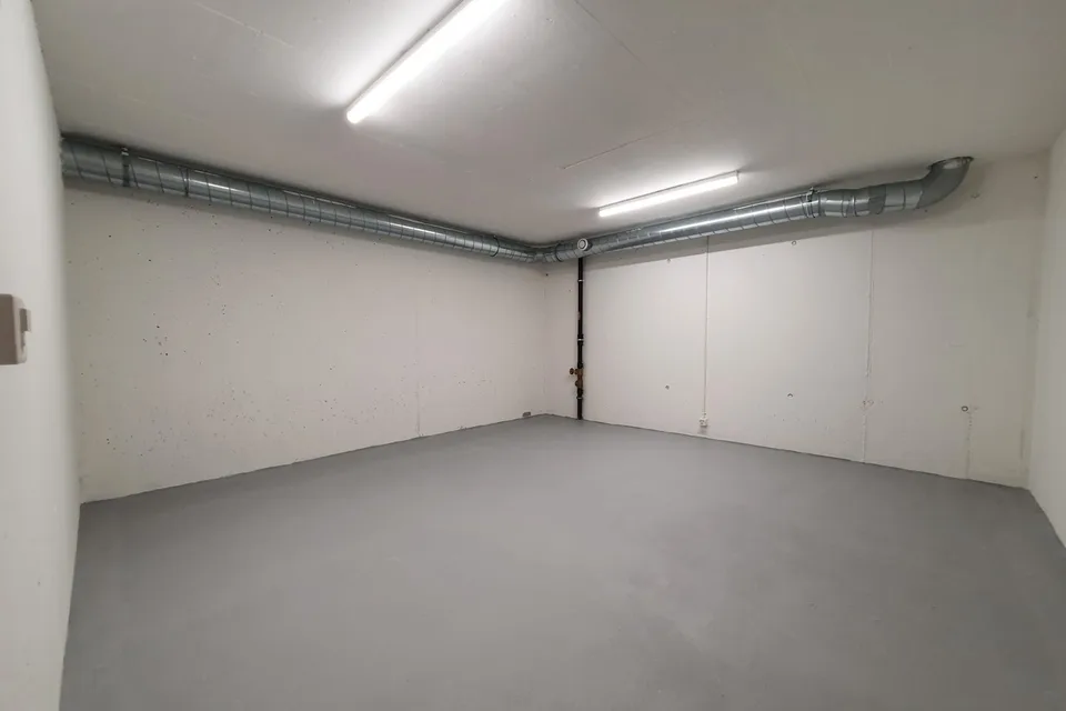 Locali di stoccaggio 6m2 e 16m2. Semplice, moderno e asciutto.