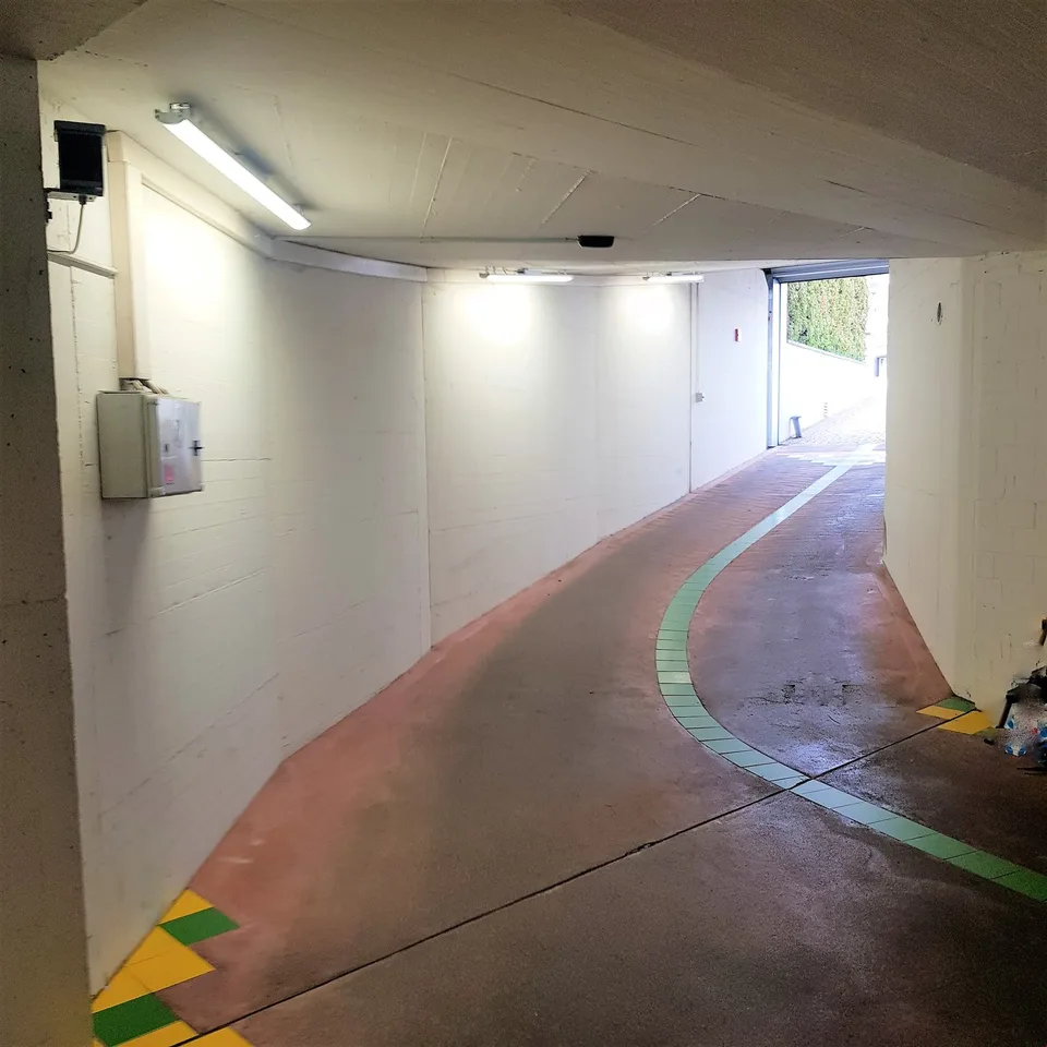 Posto auto in un parcheggio sotterraneo chiaro nel centro del villaggio
