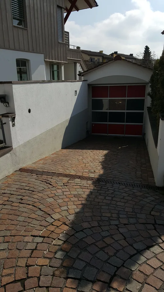 Posto auto in un parcheggio sotterraneo chiaro nel centro del villaggio