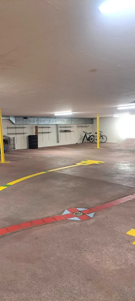 Auto-Abstellplatz in übersichtlicher Tiefgarage im Dorfzentrum